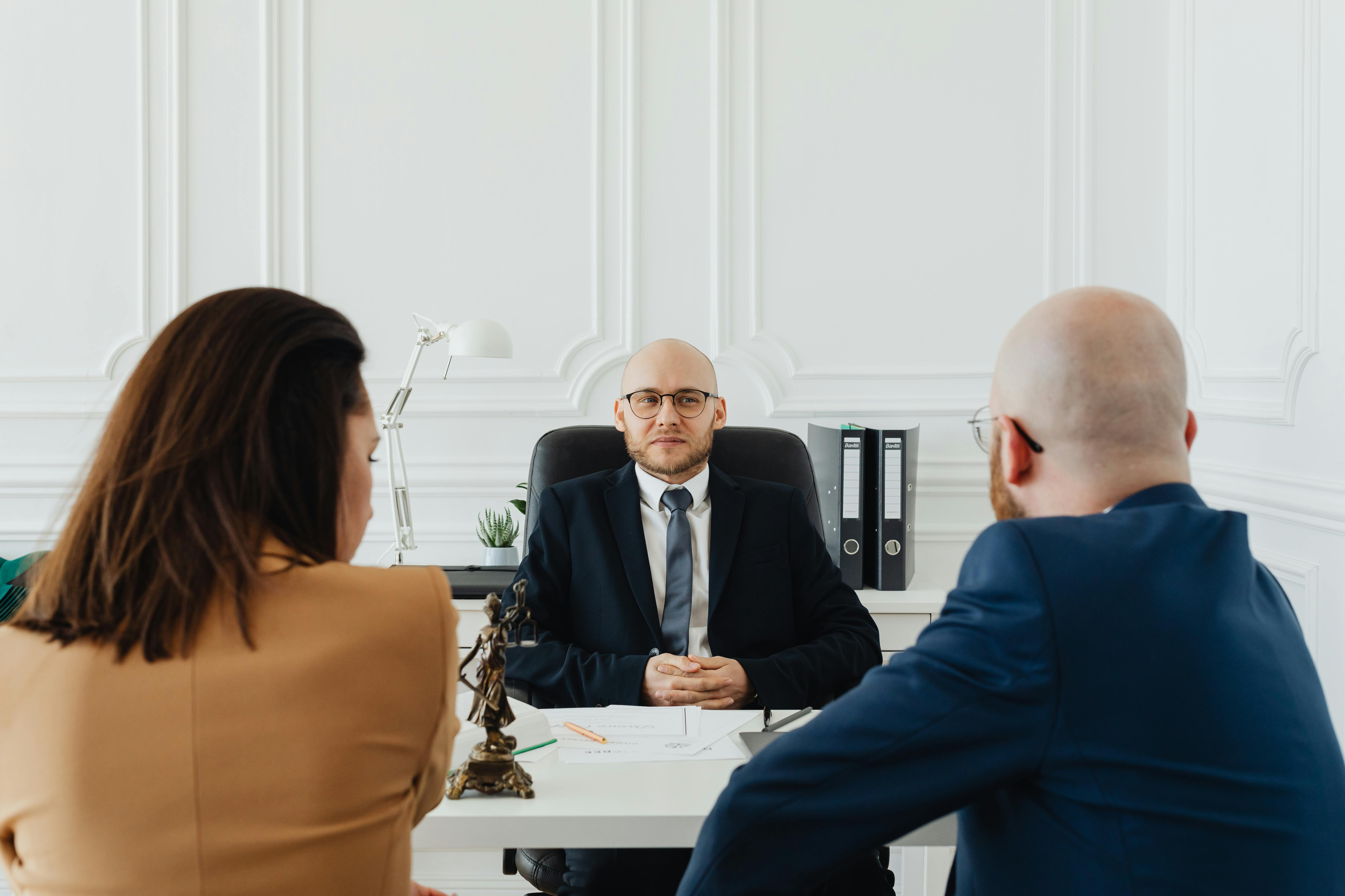 Abogado atendiendo una consulta legal en una oficina premium