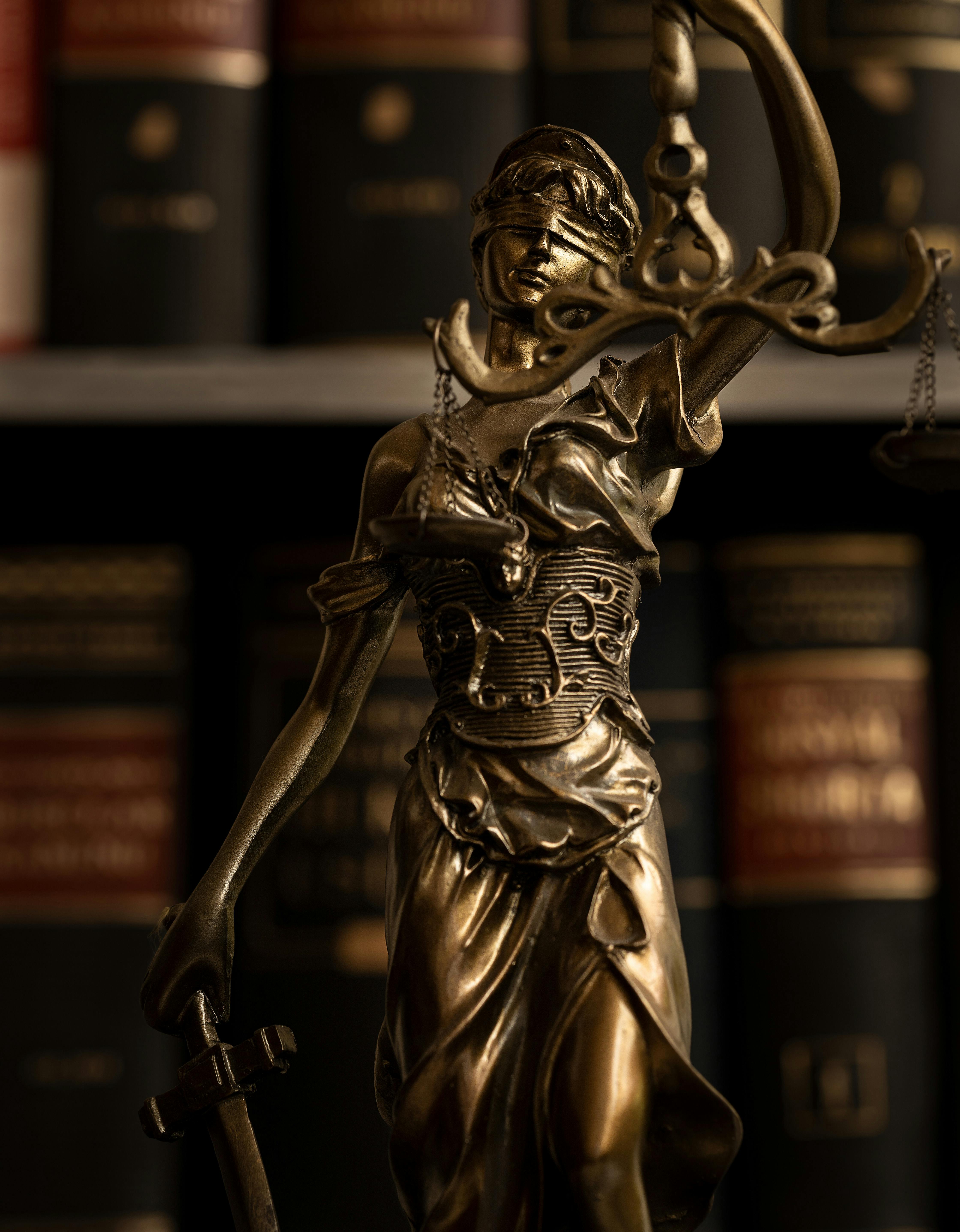 Figura de la justicia en una biblioteca legal elegante